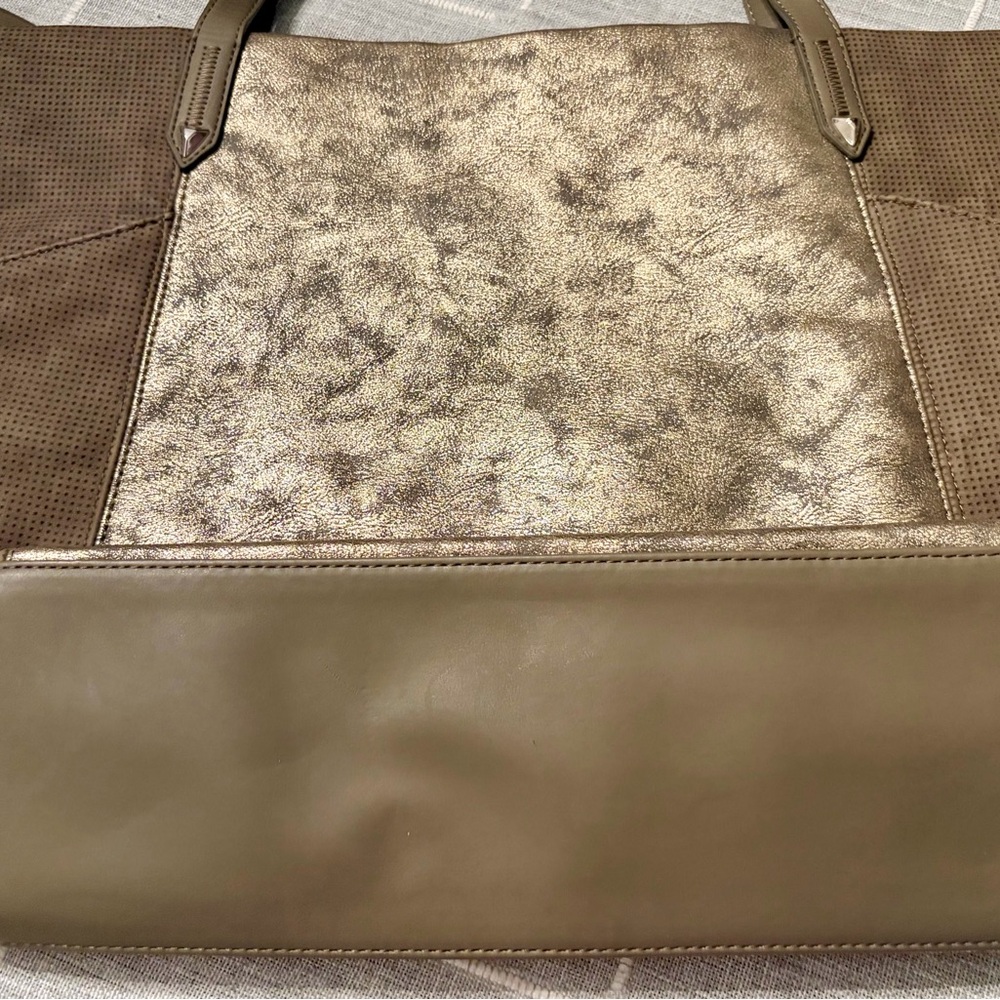 Vegan Leather Metallic Tote Bag w/Zipper Top - NWOT - Picture 5 of 6